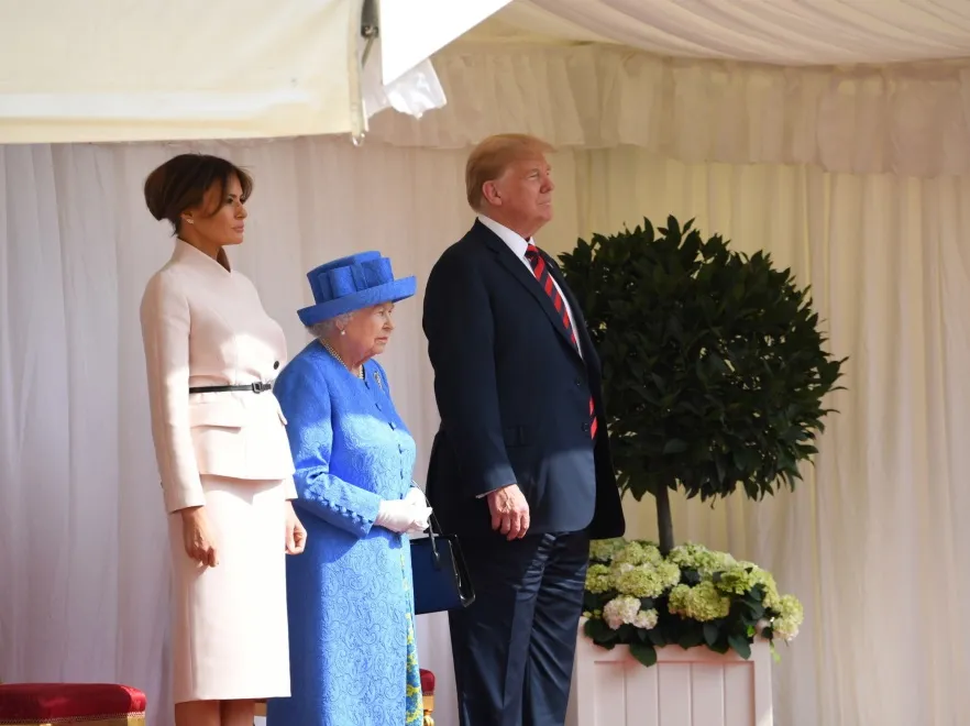 To nie jest strój dla tak obfitego biustu! Melania Trump w niekorzystnej stylizacji na spotkaniu z królową Elżbietą. FOTO