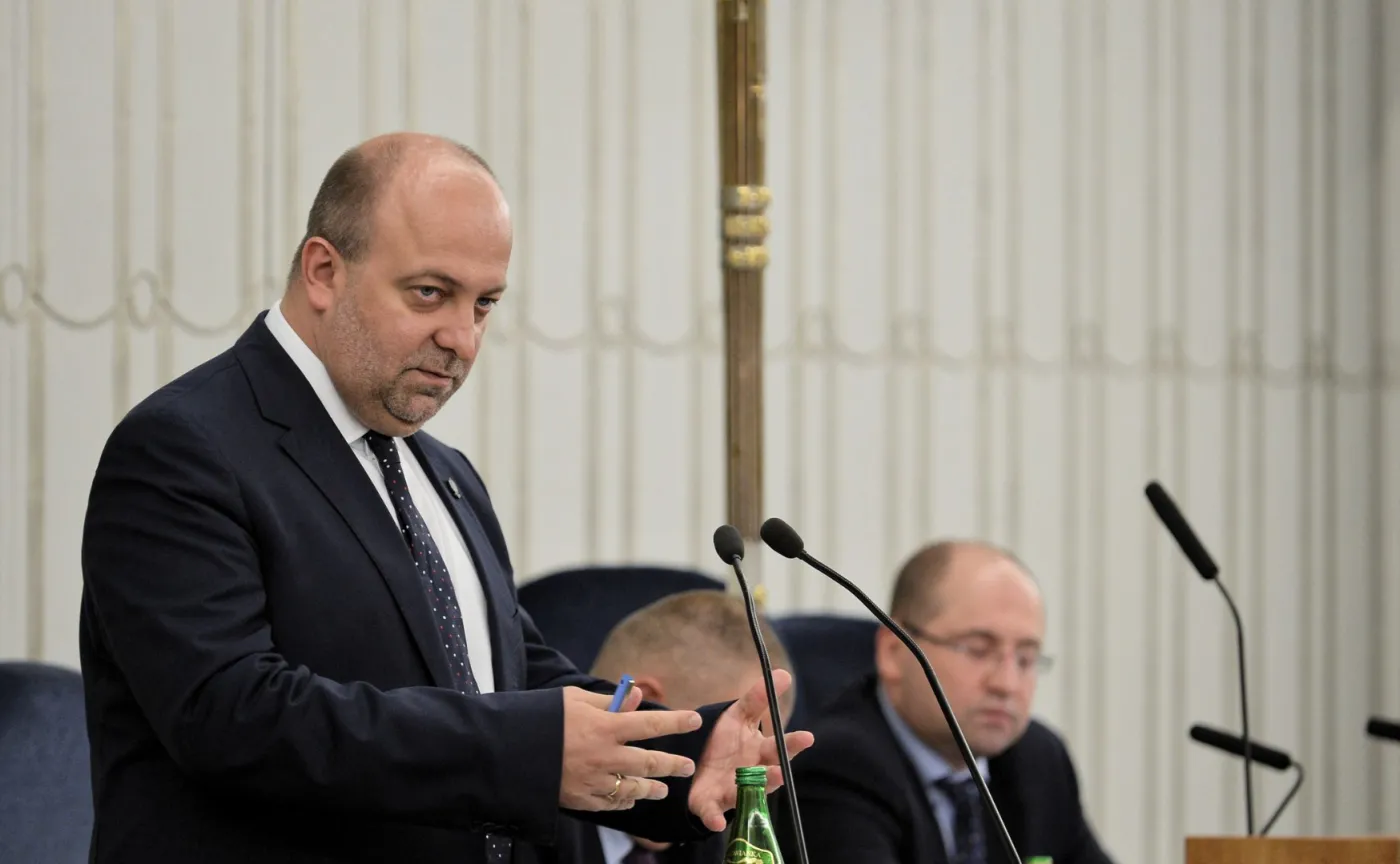 W coraz dłuższej kolejce po wyrok. Co z tą reformą? Ministerstwo: Po wakacjach będzie lepiej