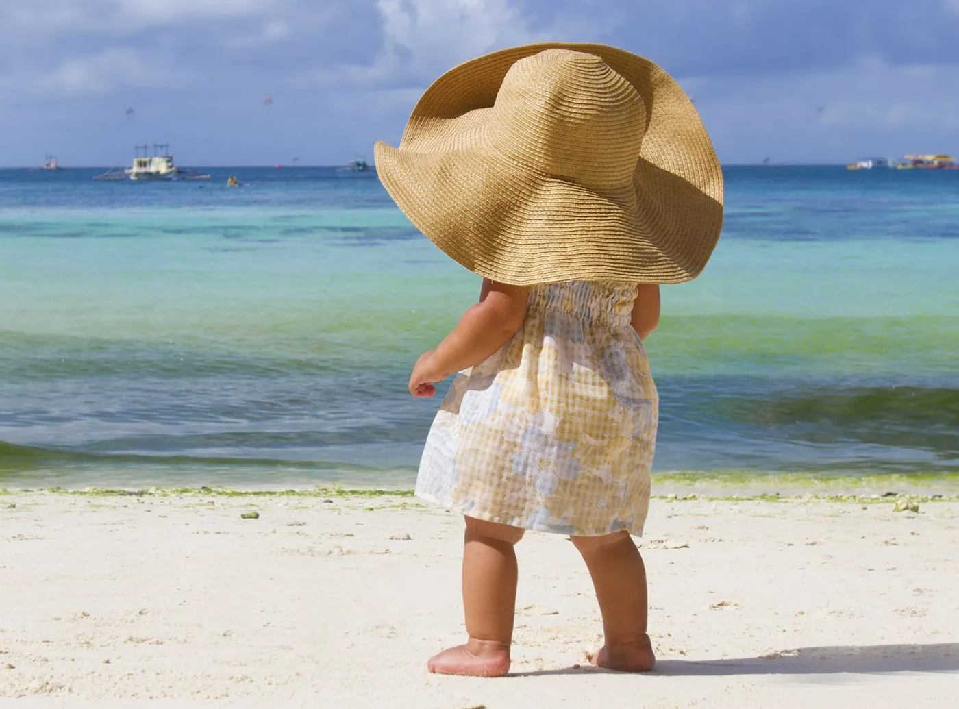 Dziecko w kapeluszu przeciwsłonecznym