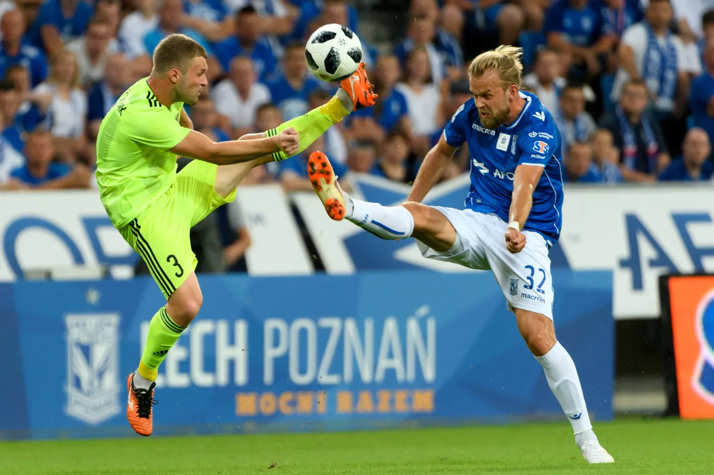 Piłkarz Lecha Poznań Christian Gytkjaer (P) i Siergiej Matwiejczyk (L) z Szachtiora Soligorsk