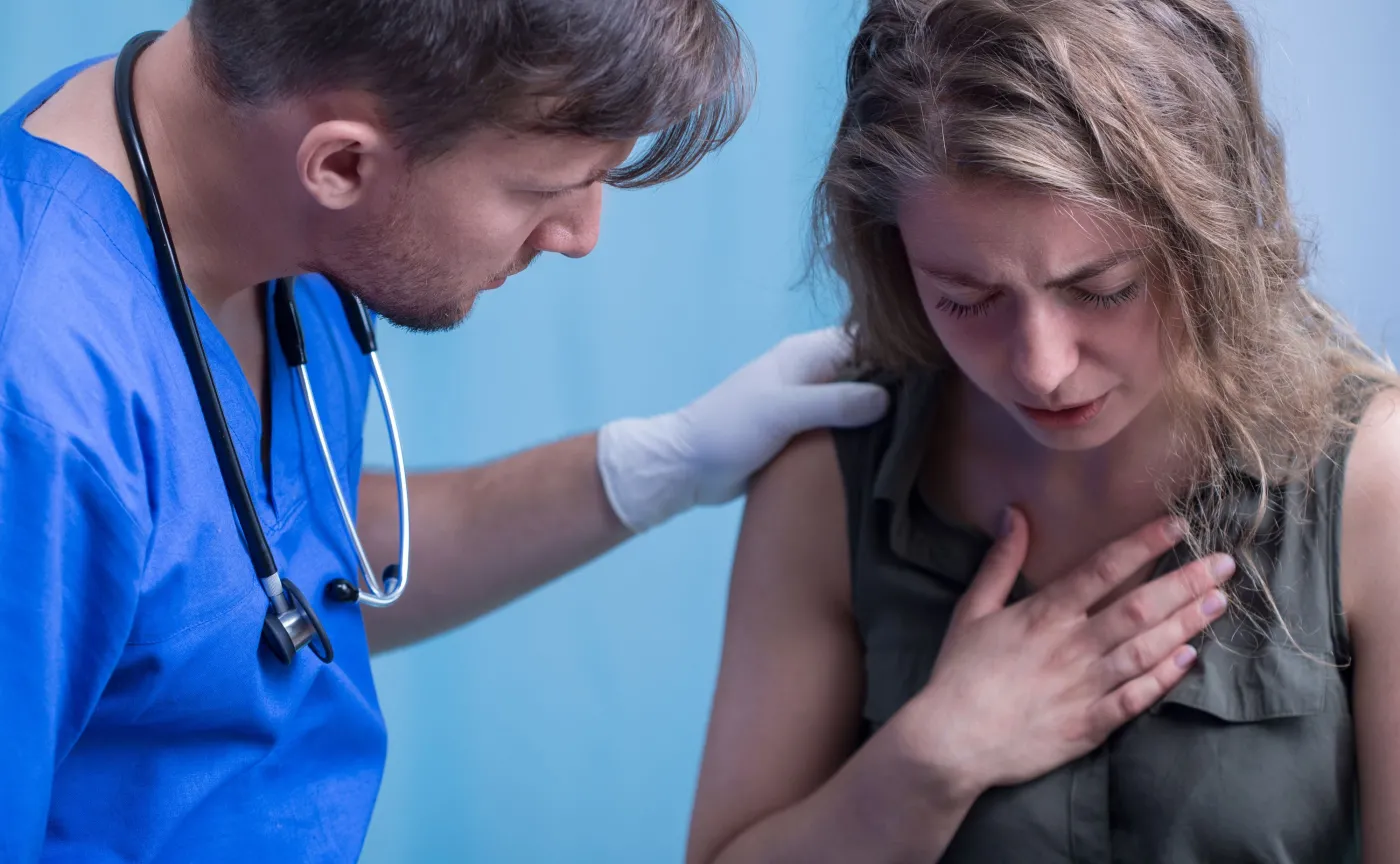 Lekarz z pacjentką, która płacze