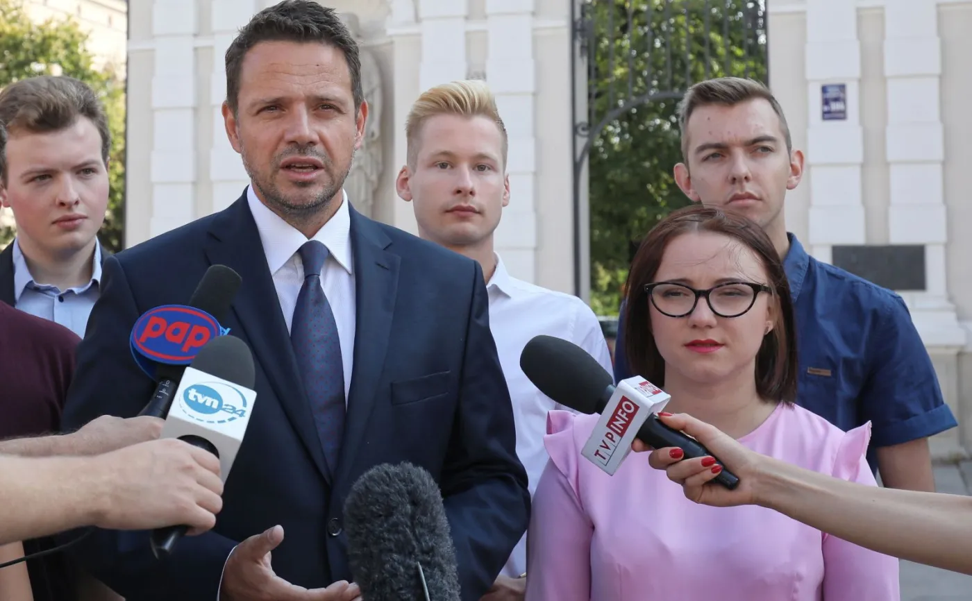 Rafał Trzaskowski na konferencji przed UW