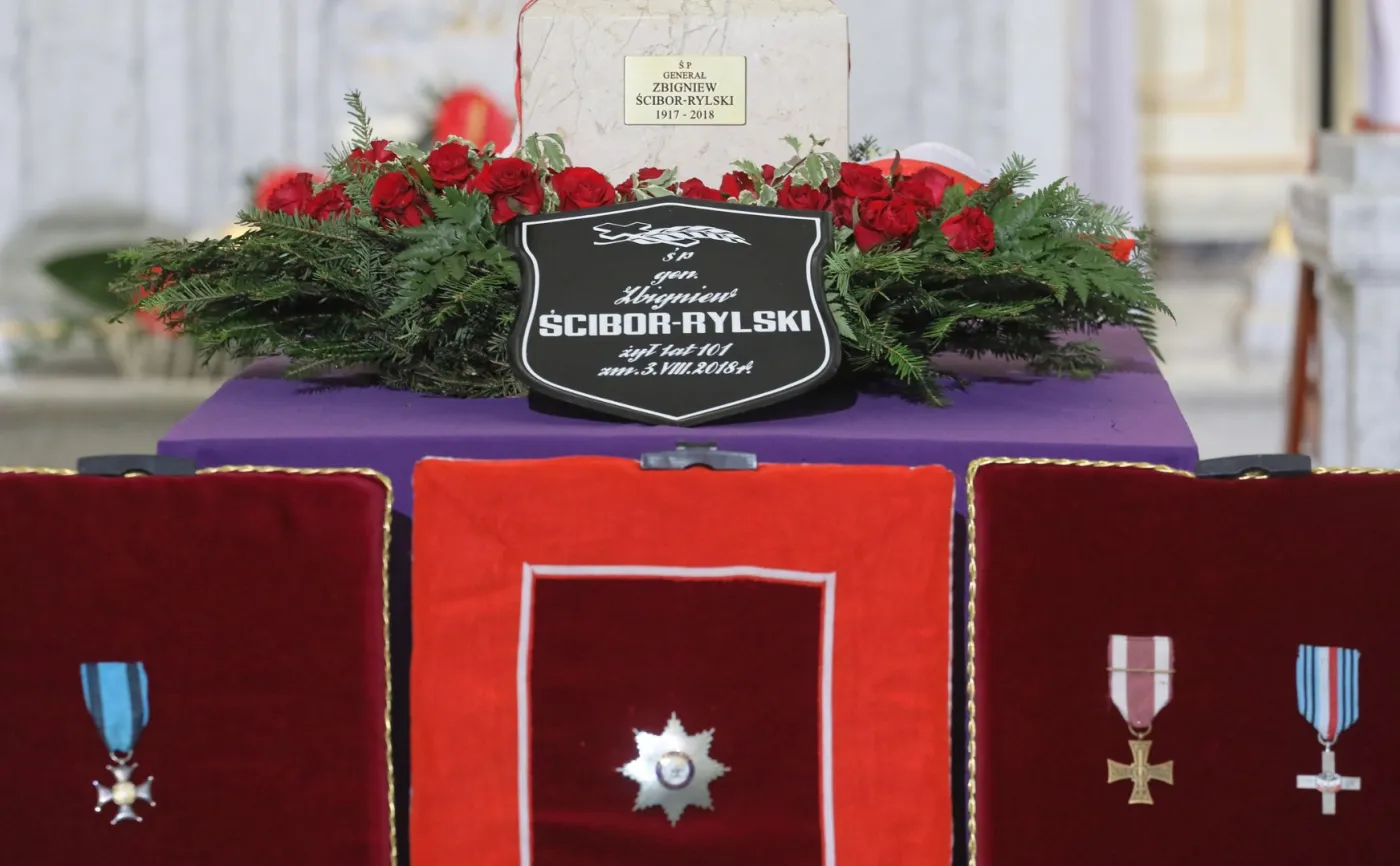 Pogrzeb generała Zbigniewa Ścibor-Rylskiego. Prezydent: Dopiero wolna Polska oddała należne honory swoim bohaterom [FOTO]