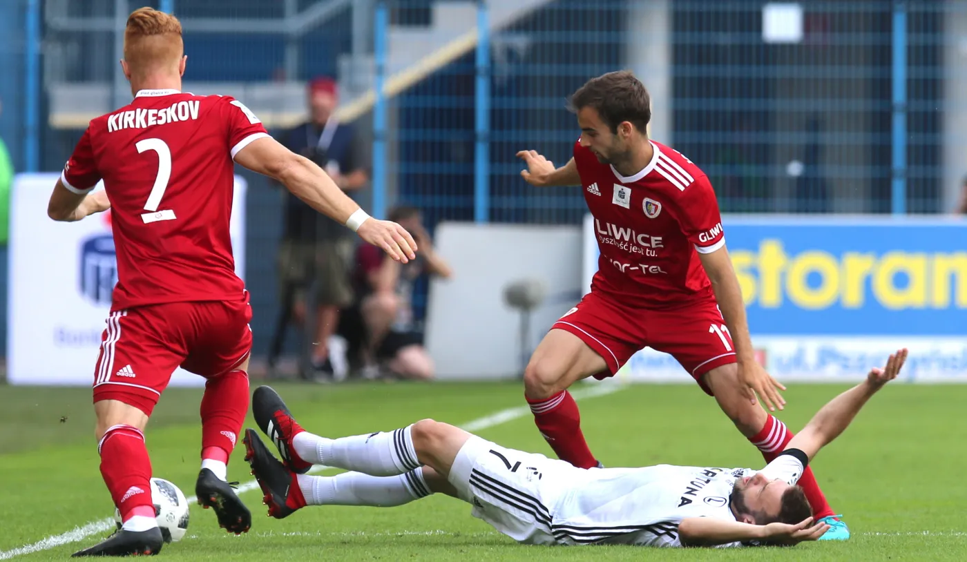 Zawodnicy Piasta Gliwice Mikkel Kirkeskov (L) oraz Jorge Felix (P) i Domagoj Antolic (C) z Legii Warszawa
