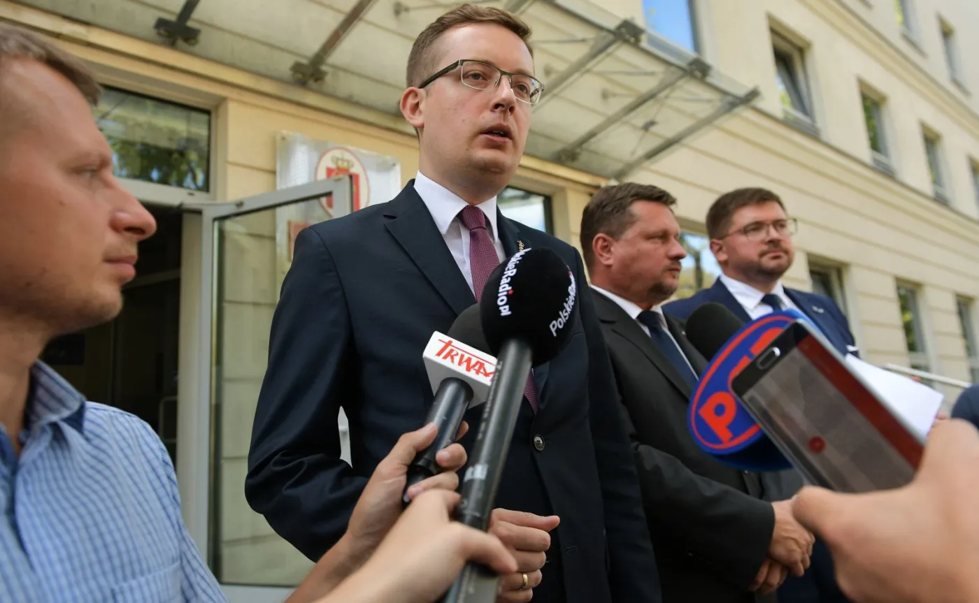 Prezes Ruchu Narodowego, poseł Robert Winnicki, oraz posłowie Kukiz'15 Tomasz Rzymkowski i Bartosz Józwiak podczas konferencji prasowej przed Biurem Bezpieczeństwa i Zarządzania Kryzysowego w Warszawie