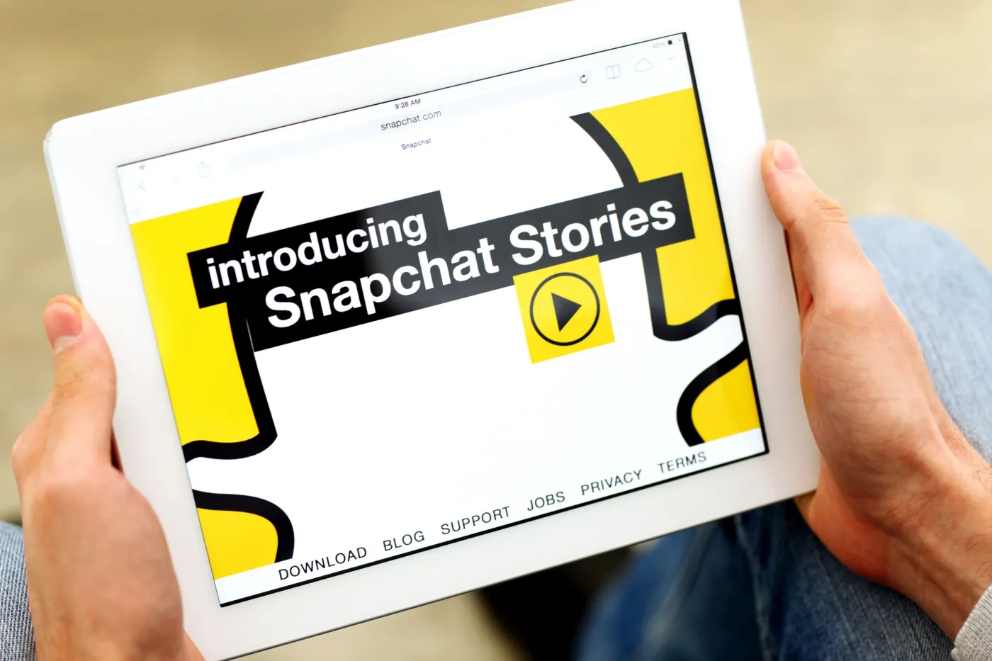 Tablet z otwartą stroną serwisu Snapchat