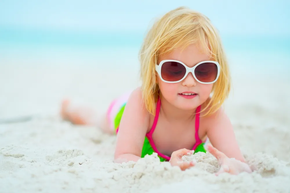 Dziewczynka w okularach przeciwsłonecznych