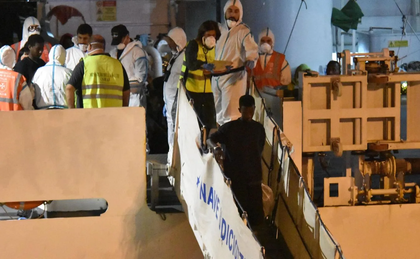 Statek z migrantami na Sycylii