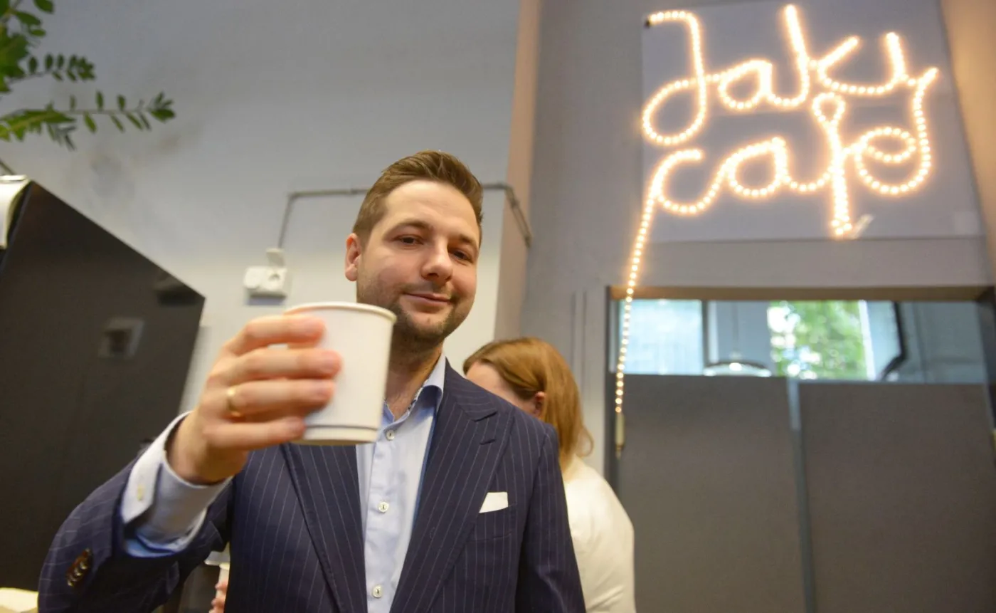Patryk Jaki na otwarciu punktu informacyjnego i kawiarni w jednym - "Jaki Cafe"