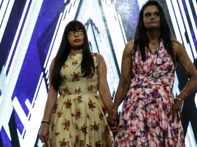 Miały nie żyć, a chodzą po wybiegu. Ofiary ataków kwasem w niezwykłym pokazie mody w Indiach. FOTO