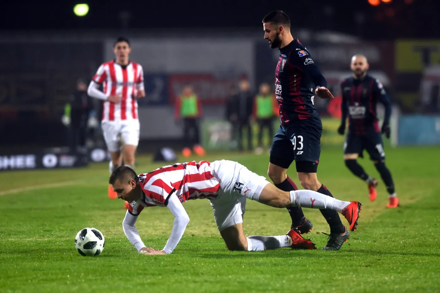 Piłkarz Pogoni Szczecin Łukasz Zwoliński (P) i Michał Helik (L) z Cracovii Kraków