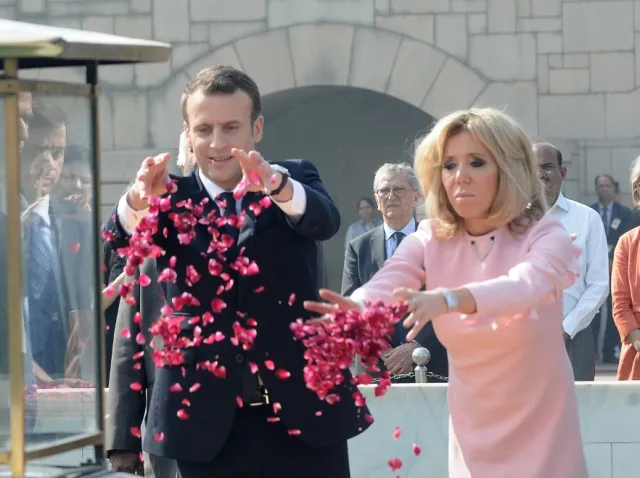 "Podstarzała landrynka z nadmuchanym biustem". Brigitte Macron złajana za kreację z Indii. FOTO