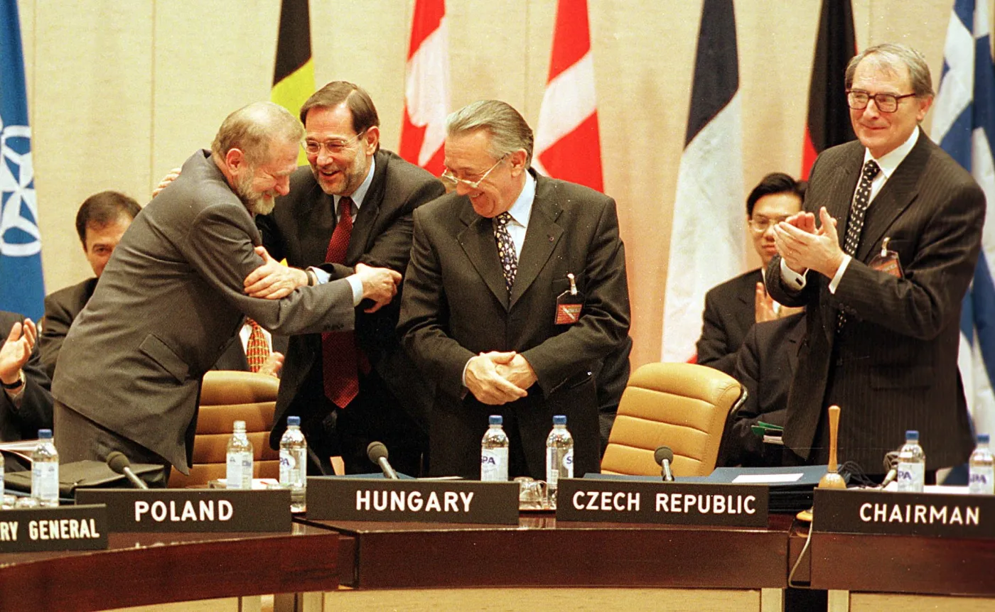 W chwilę po podpisaniu przez16 szefow dyplomacji państw członkowskich protokołów o rozszerzeniu Paktu sekretarz generalny NATO Javier Solana gratuluje ministrowi spraw zagranicznych Polski Bronisławowi Geremkowi (z lewej). Obok stoją szefowie dyplomacji Węgier - Laszlo Kovacs i Czech - Jaroslav Sedivy (z prawej).