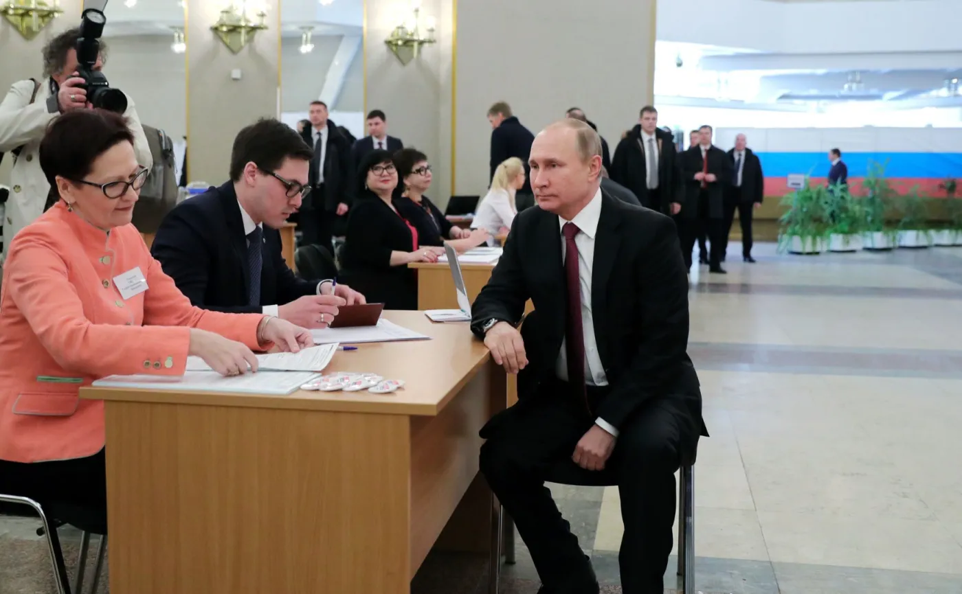 Władimir Putin w lokalu wyborczym