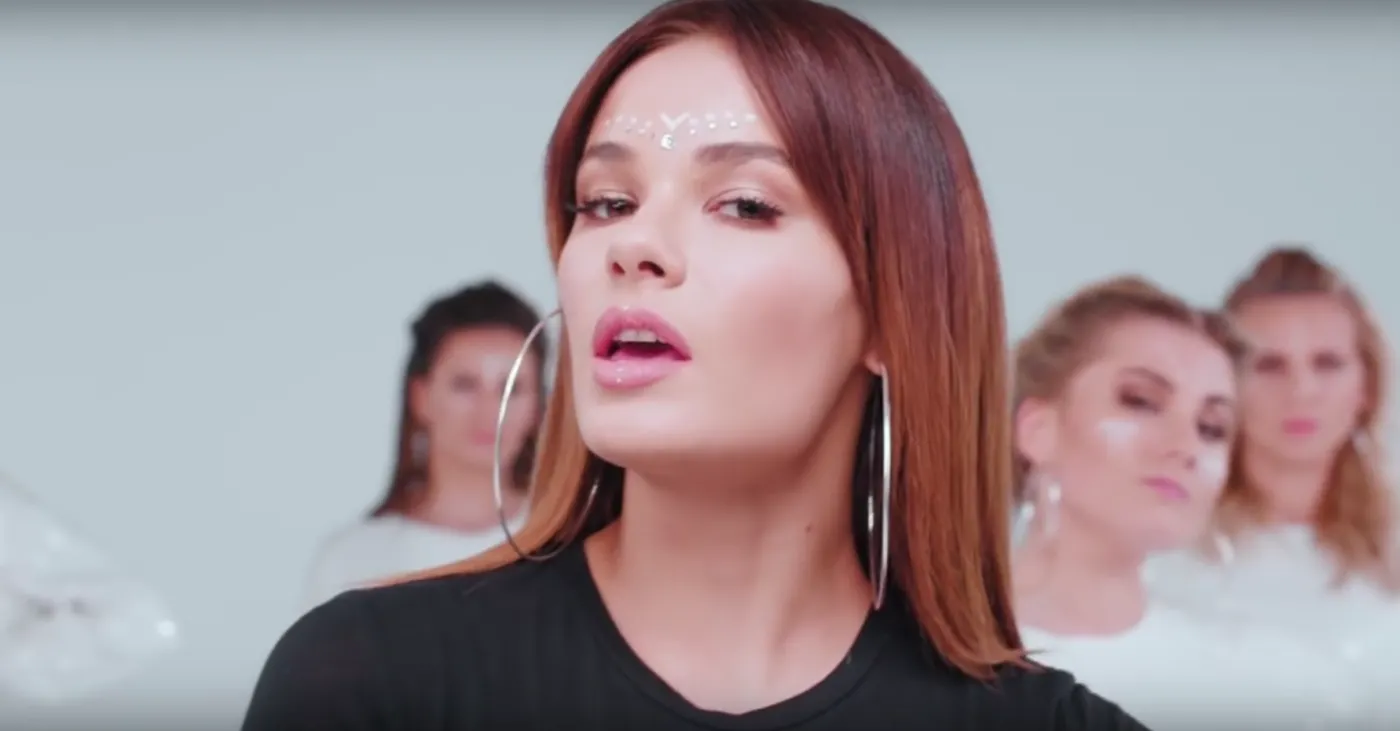 Natalia Szroeder w teledysku "Parasole"