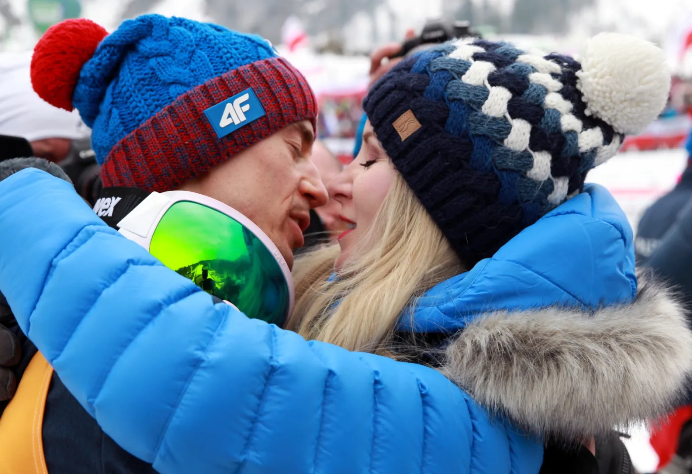 Tak całuje Kamil Stoch. Król sezonu oprócz nagród i tytułów zgarnął też całusy od pięknej żony