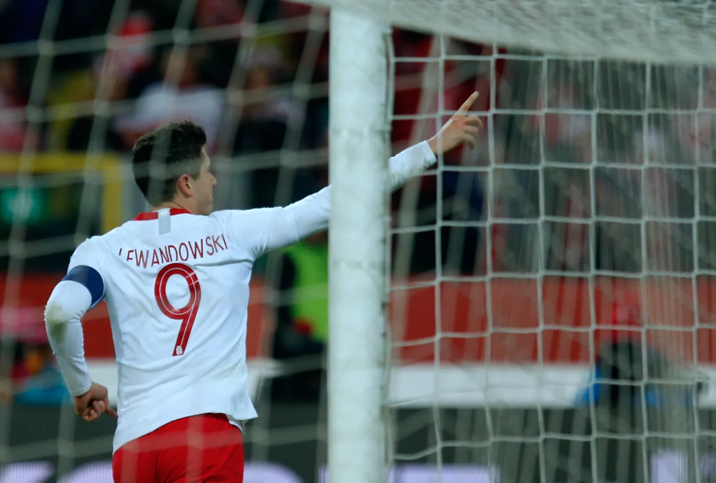 10868184-robert-lewandowski-cieszy-sie.jpg