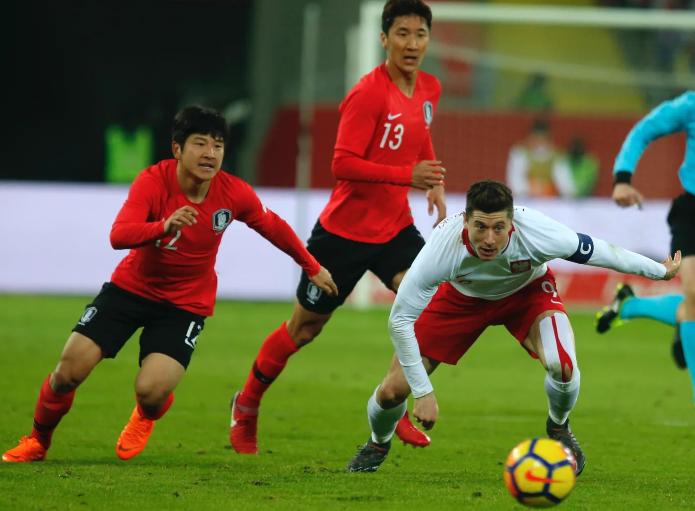 10868280-robert-lewandowski-p-oraz-joo-ho.jpg