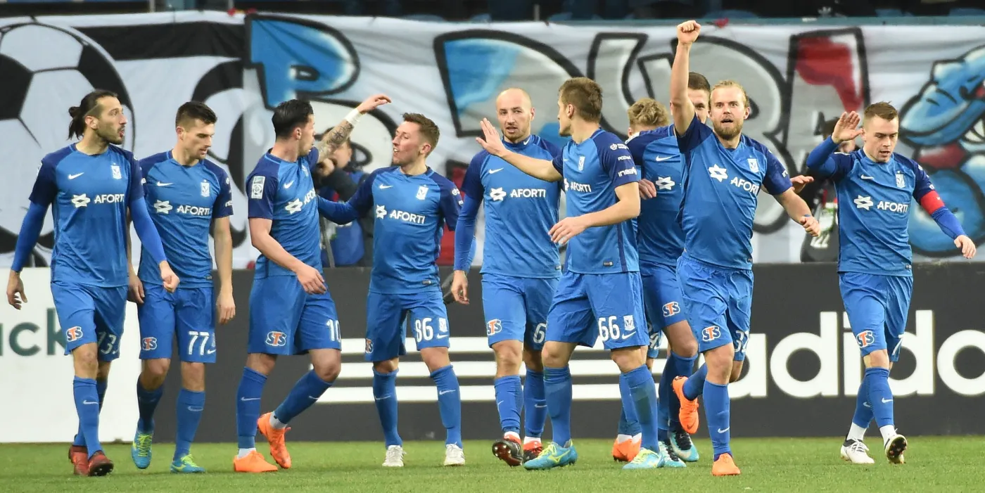 Zawodnicy Lecha Poznań cieszą się z bramki Christiana Gytkjaera (2P)