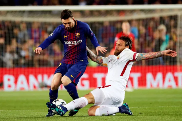 Liga Mistrzów: Piłkarze Romy wyręczyli Messiego. Strzelili dwa samobóje. Barcelona i Liverpool blisko awansu