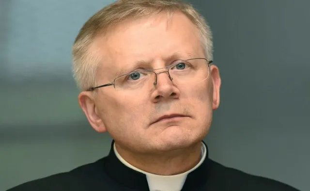 Ks. Zieliński: Krzyż z puszek, sikanie na znicze, prowokacje - brak pomnika w Warszawie był czymś nienormalnym