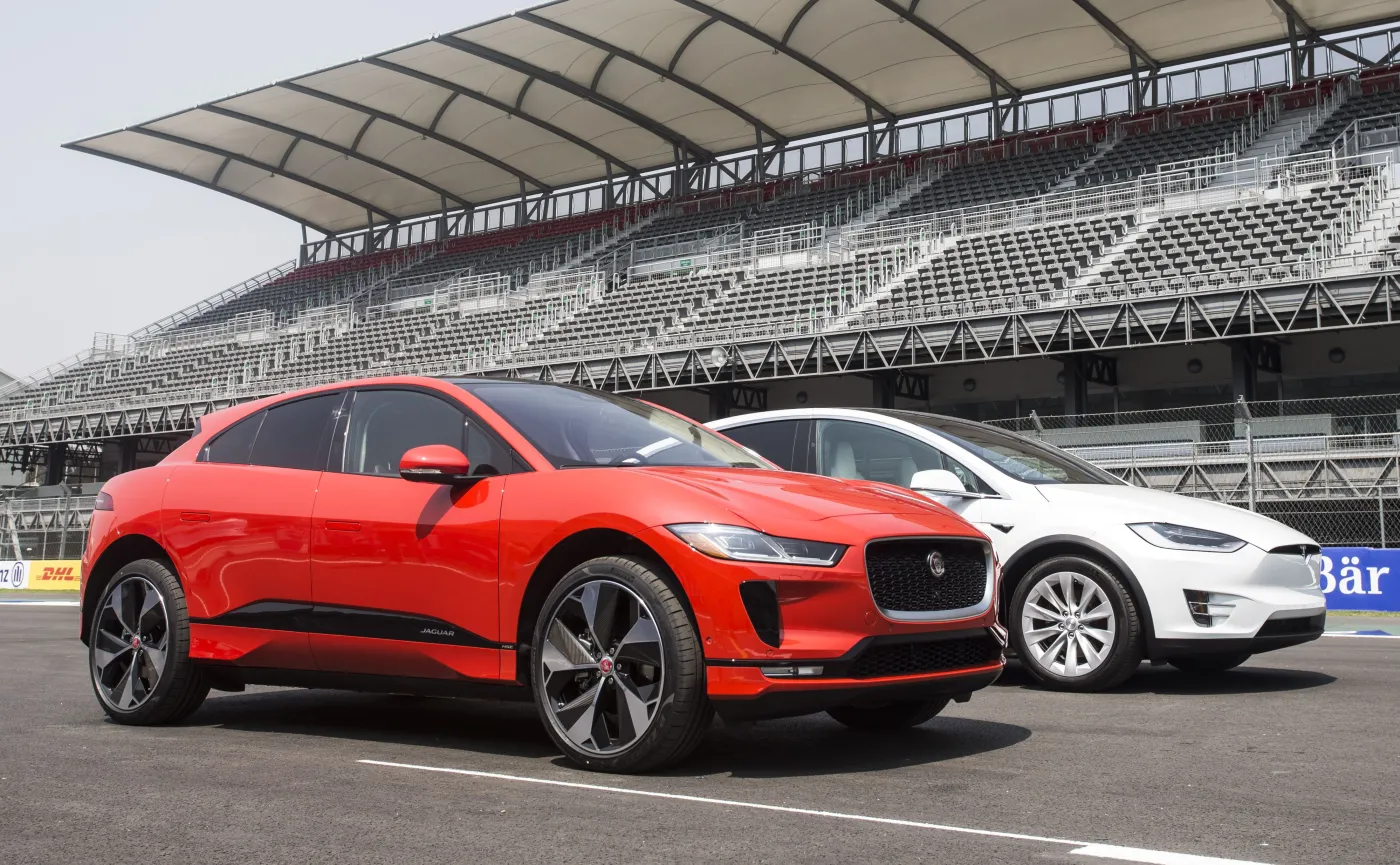 Jaguar I-Pace i Tesla Model X. Brytyjczyk okazał się lepszy w próbie rozpędzania do 60 mil/h i hamowaniu 