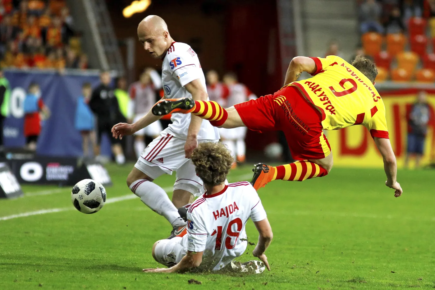 Zawodnik Jagiellonii Białystok Arvydas Novikovas (P) oraz Arvydas Novikovas (C) i Rafał Kurzawa (L) z Górnika Zabrze
