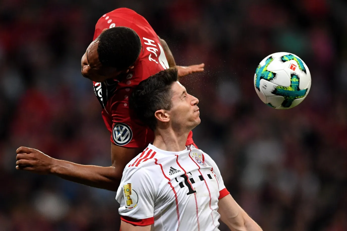 Jonathan Tah i Robert Lewandowski