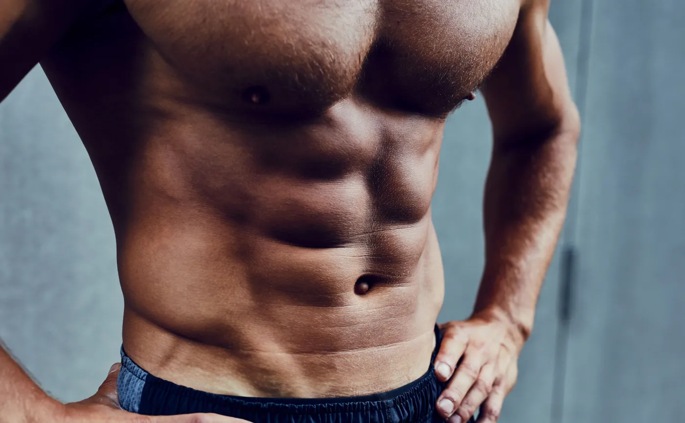 Umięśniony brzuch mężczyzny
