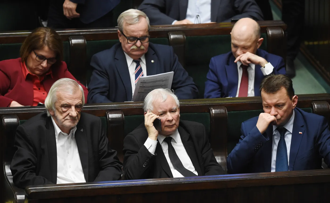 Jarosław Kaczyński (z telefonem) 