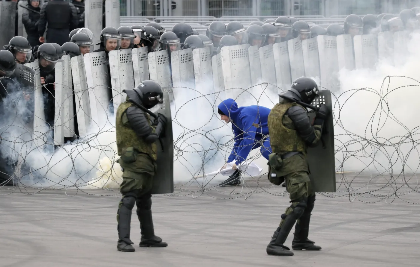 10919348-rosyjska-policja-cwiczy-przed.jpg