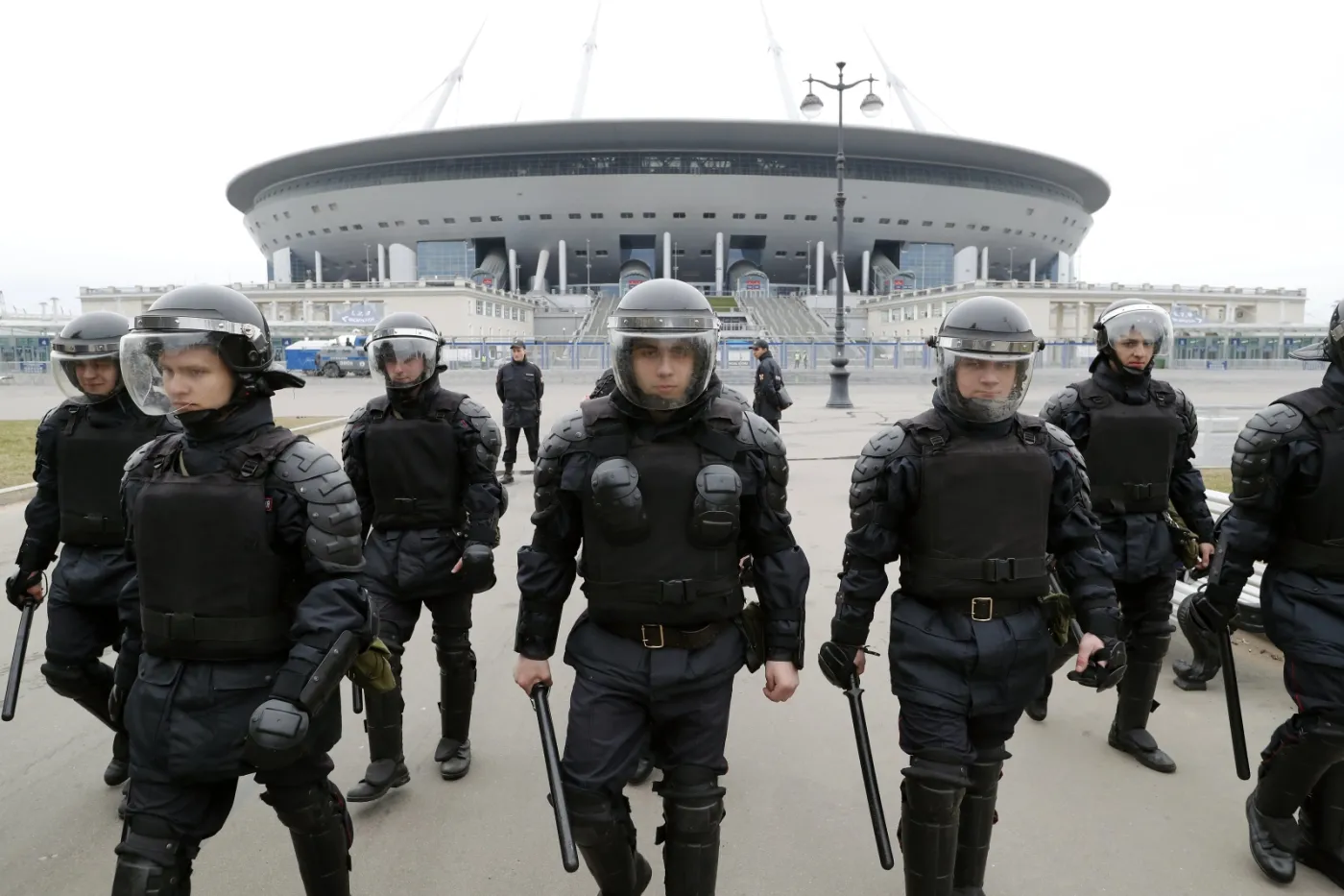 10919380-rosyjska-policja-cwiczy-przed.jpg