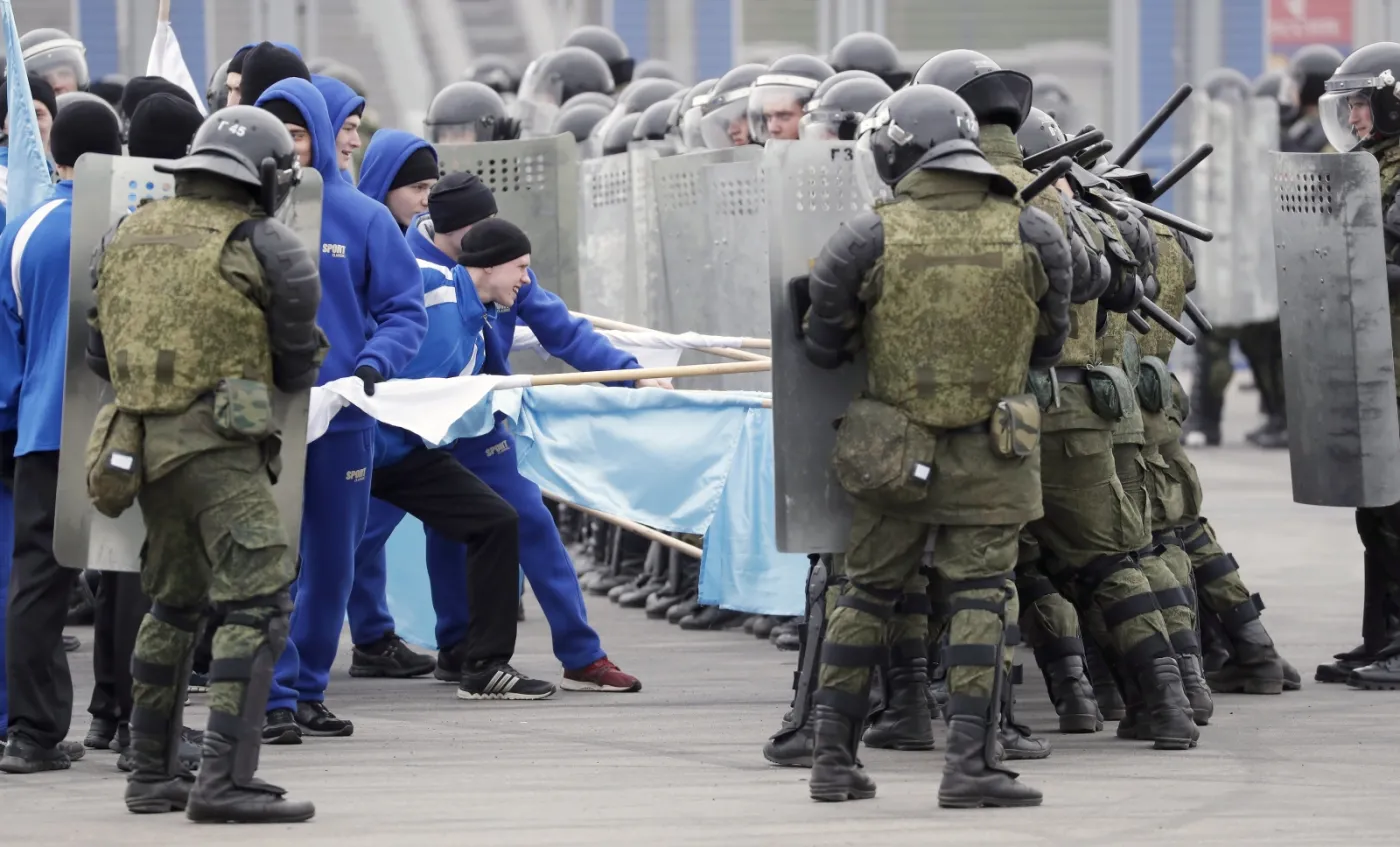 10919412-rosyjska-policja-cwiczy-przed.jpg