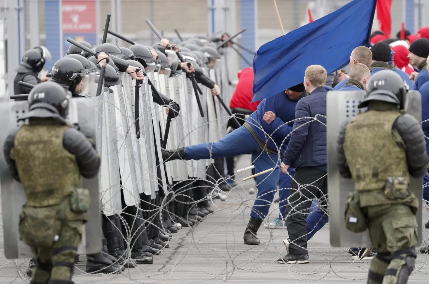 10919476-rosyjska-policja-cwiczy-przed.jpg