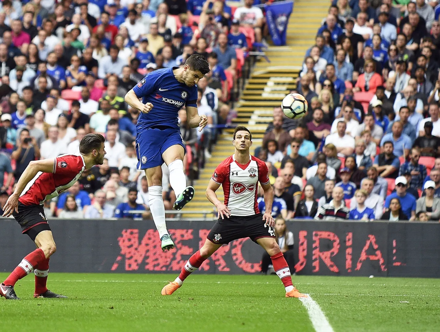 Alvaro Morata strzela gola dla Chelsea
