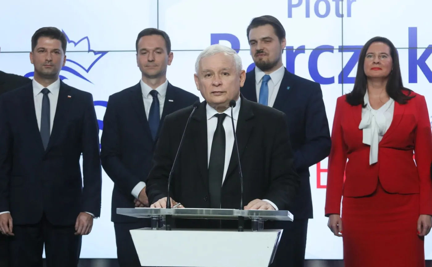 Prezes PiS Jarosław Kaczyński (C) podczas oświadczenia dla mediów, 26 bm. w siedzibie PiS w Warszawie. W tle, kandydaci Zjednoczonej Prawicy na prezydetów miast, od lewej: Lublina - Sylwester Tułajew, Łodzi - Waldemar Buda, Olsztyna - Michał Wypij i Opola - Violetta Porowska