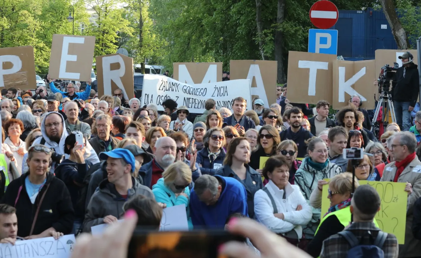 Manifestacja osób wspierających opiekunów i rodziców niepełnosprawnych przed Sejmem