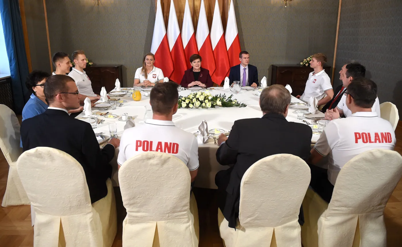 Beata Szydło podczas spotkania z medalistami mistrzostw Europy w pływaniu na krótkim baseni