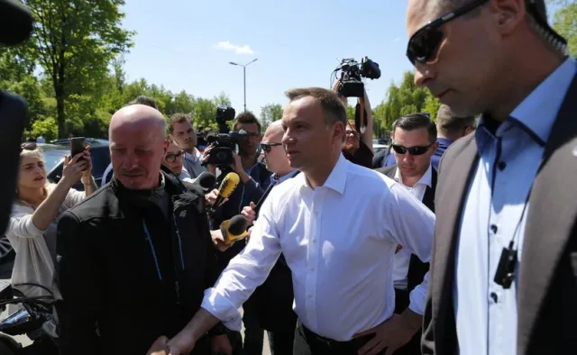 "Czyja władza powinna być zwiększona? "Prezydent powinien być silniejszy". SONDAŻ