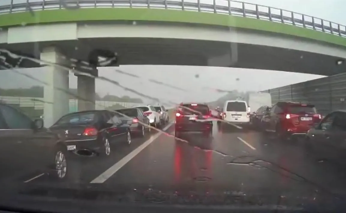 Szokujące zachowanie kierowców na autostradzie A2 [WIDEO ŚWIADKA]