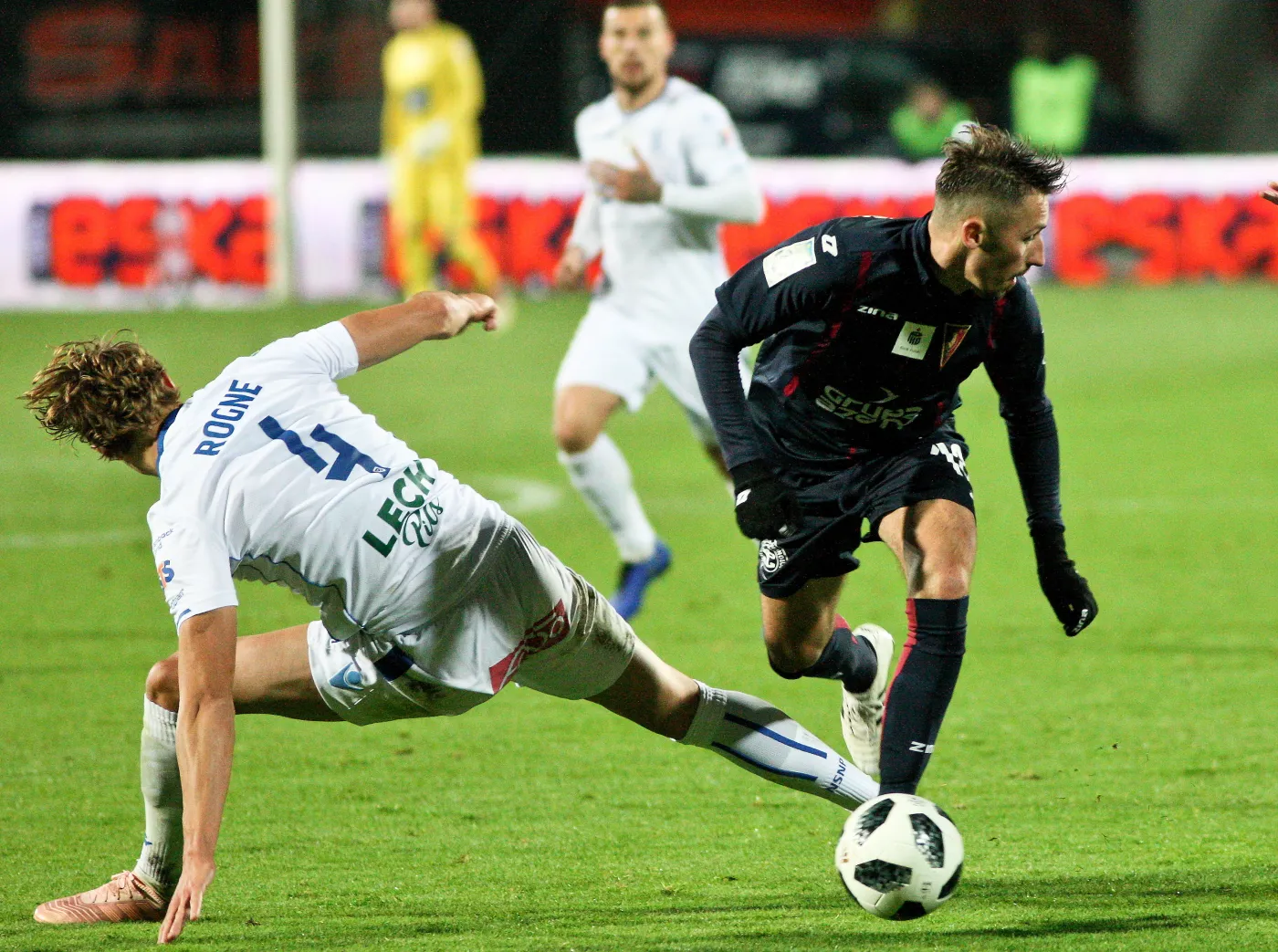 Piłkarz Pogoni Szczecin Radosław Majewski (P) i Thomas Rogne (L) z Lecha Poznań