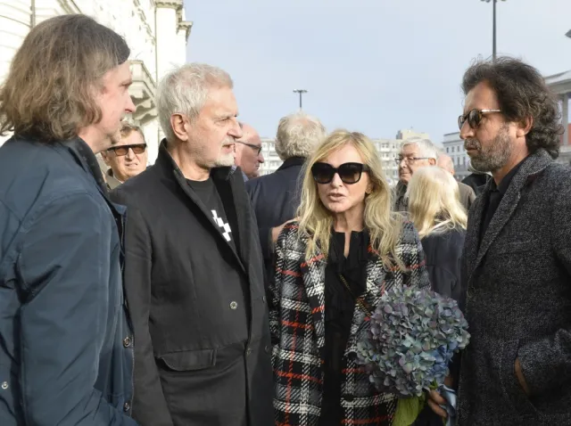 Tylko czekać, aż posypią się gromy... Monika Olejnik z "jęzorem" na plecach na pogrzebie Edwarda Dwurnika. FOTO