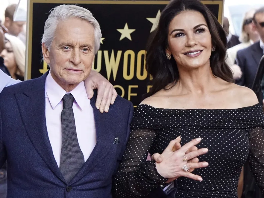 Ćwierć wieku różnicy w metrykach im nie przeszkadza. Państwo Douglasowie zatracili się w namiętnościach na czerwonym dywanie. FOTO