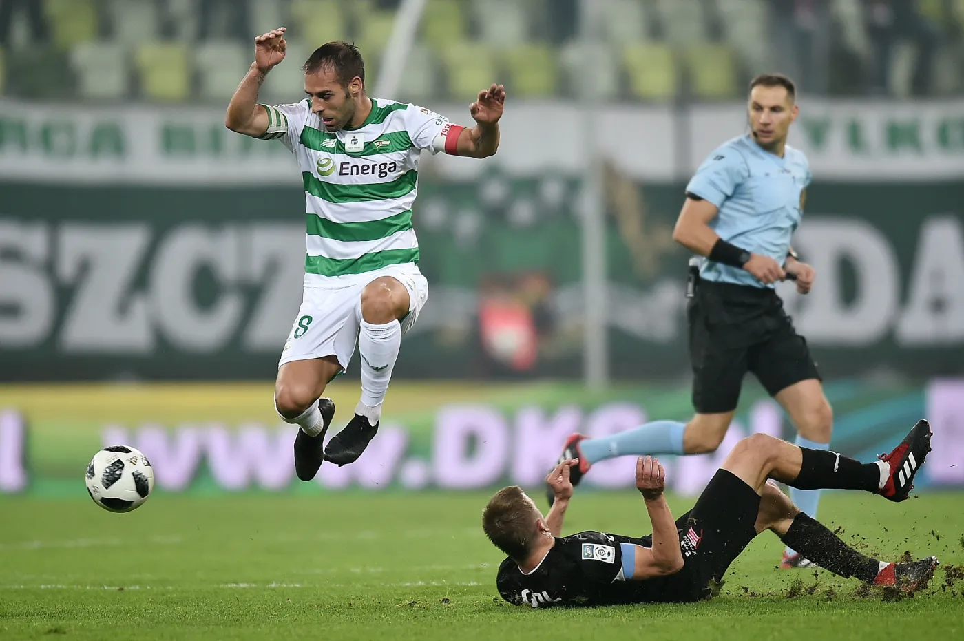 Zawodnik Lechii Gdańsk Flavio Paixao (L) i Janusz Gol (P) z Cracovii podczas meczu piłkarskiej Ekstraklasy