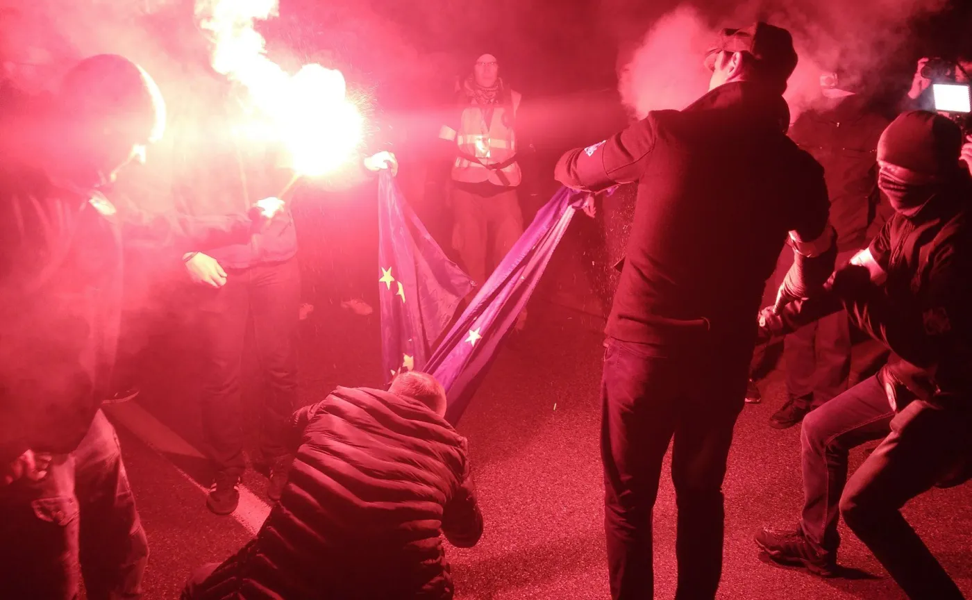 Spalenie flagi UE podczas Marszu Niepodległości / Młodzież Wszechpolska
