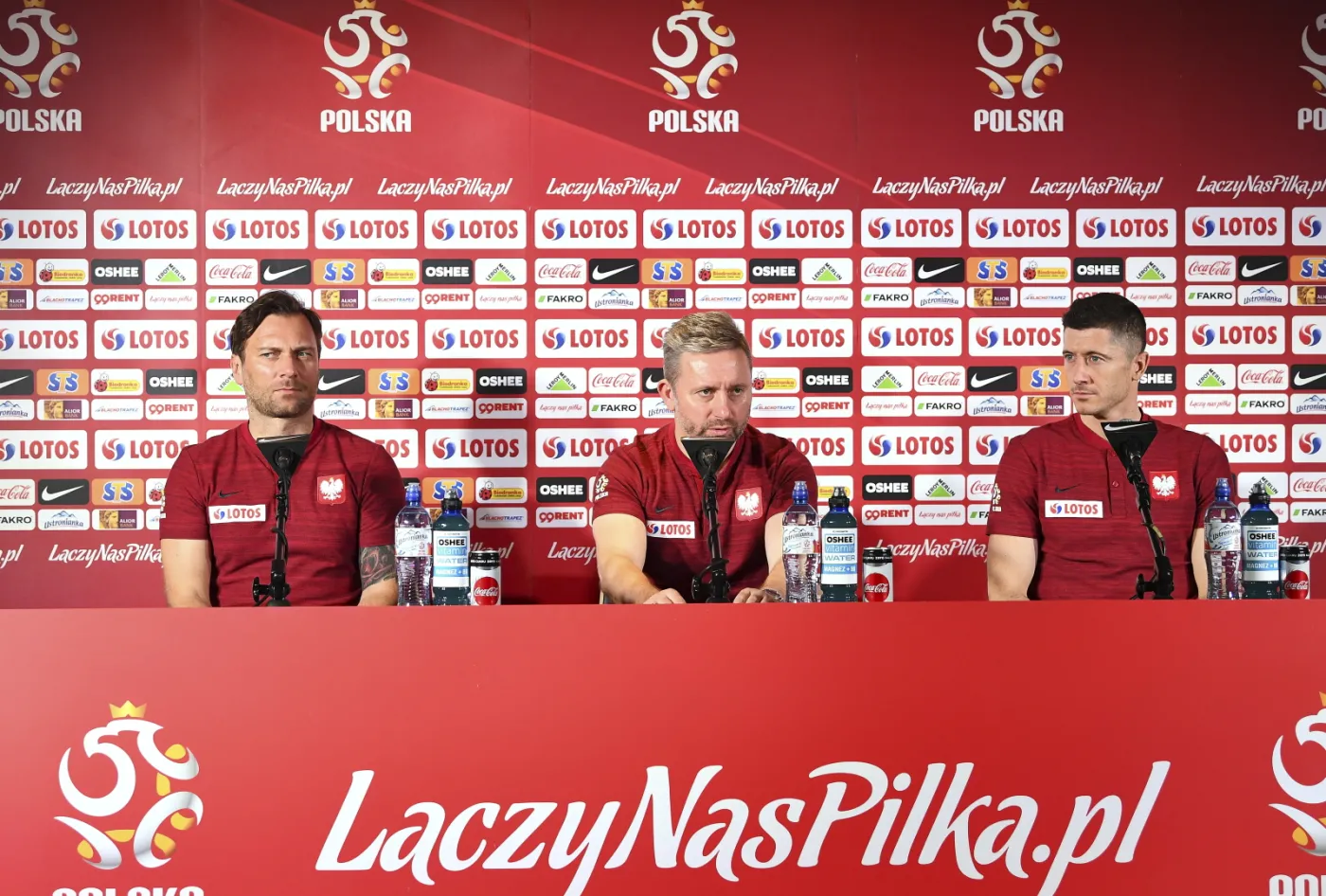 Od lewej: rzecznik prasowy PZPN Jakub Kwiatkowski, trener piłkarskiej reprezentacji Polski Jerzy Brzęczek i piłkarz Robert Lewandowski, podczas konferencji prasowej w Sopocie