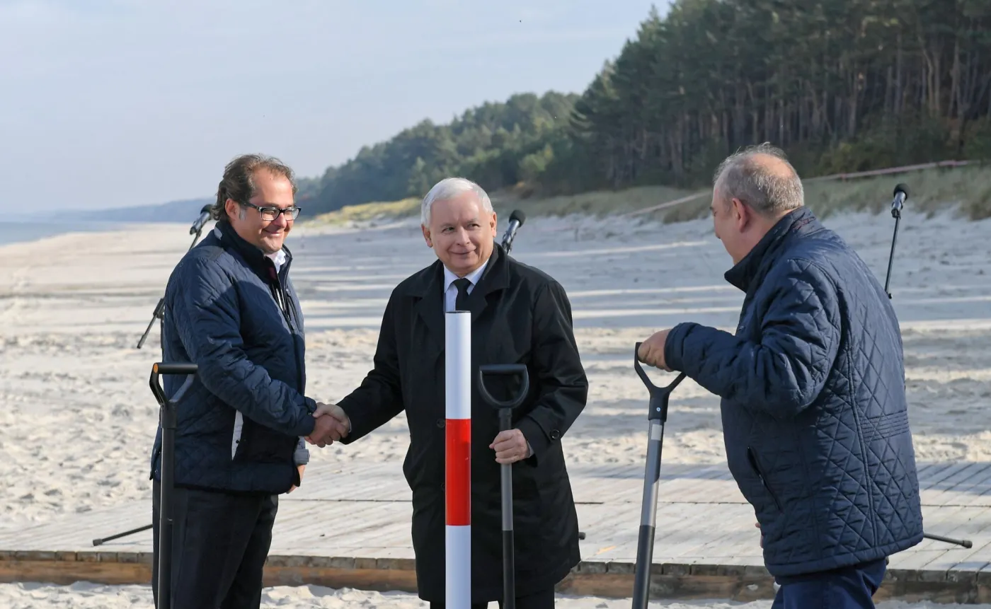  Minister gospodarki morskiej i żeglugi śródlądowej Marek Gróbarczyk (L), prezes PiS Jarosław Kaczyński (C) i kandydat na prezydenta Elbląga Jerzy Wilk (P) podczas konferencji prasowej w Kątach Rybackich, gdzie rusza przekop Mierzei Wiślanej
