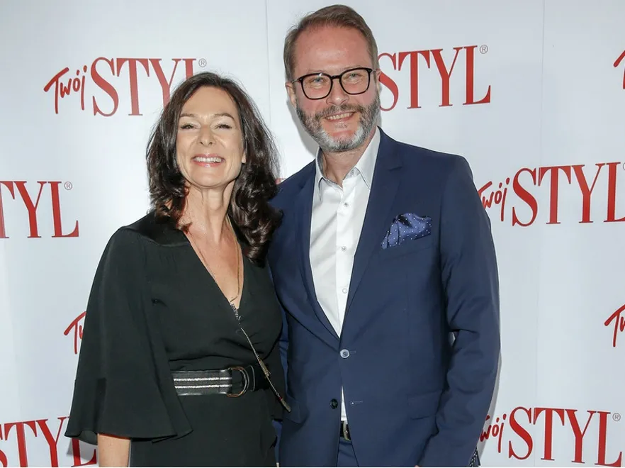 Widać, że wszystko wraca na właściwe tory. Artur Żmijewski z promienną żoną u boku znowu na salonach. FOTO