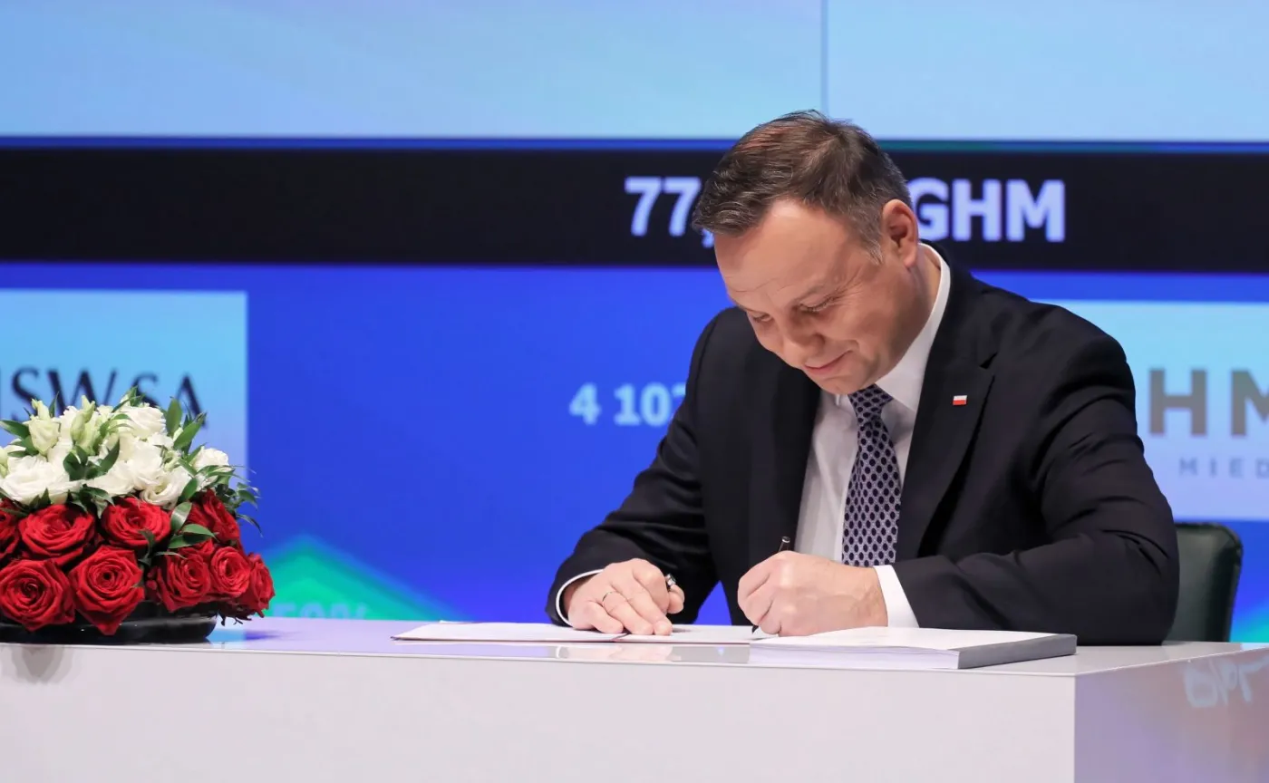 Prezydent Andrzej Duda podpisuje Ustawę o Pracowniczych Planach Kapitałowych w siedzibie Giełdy Papierów Wartościowych w Warszawie