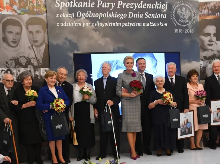 Takie ZDJĘCIA to rzadkość. Agata i Andrzej Dudowie pozują w bardzo nieformalnej pozie